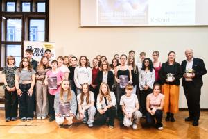 Schülerinnen und Schüler bei der Preisverleihung