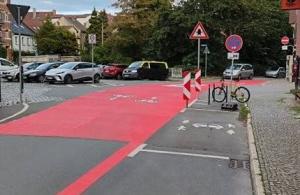 Eine Straße ist als Fahrradstraße markiert.