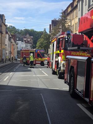 Feuerwehrautos und Rettungsfahrzeuge stehen auf einer Straße