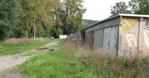 Zugewachsene Zufahrten einer alten Garagenanlage