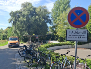 Ein Parkverbotsschild steht bei den Radständern am Paradiesbahnhof mit dem Hinweis "!!!ACHTUNG!!! Hier abgestellte Fahrräder werden ab dem 16.9. entfernt"