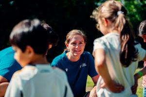 Frau beim Sportunterricht mit Kita-Kindern