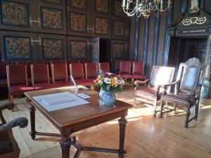 Trauzimmer im historischen Rathaus mit Tische und Stühlen