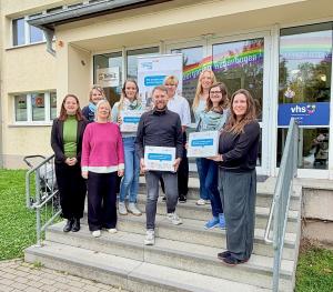 Eine Gruppe von Menschen schaut in die Kamera