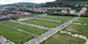 Blick auf ein Baufeld