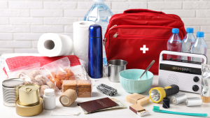 Dinge für den Notfall: u.a. Lebensmittel, Wasserflaschen, Taschenlampe, Radio, ein Erste-Hilfe-Set