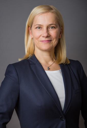 Eine Frau mit blondem langem Haar