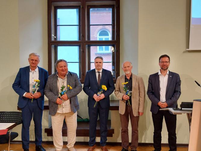 Mitglieder der Fraktion Bürger für Jena stehen im Rathaus vor einem Fenster