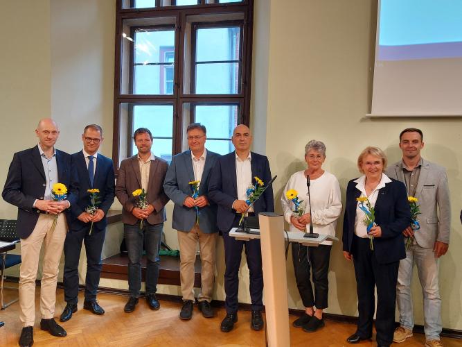 Mitglieder der Fraktion der CDU stehen im Rathaus vor einem Fenster