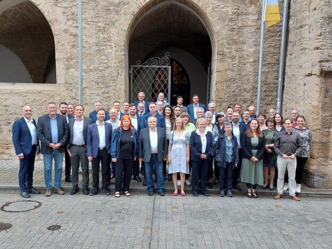 Die Mitglieder des neu gewählten Jenaer Stadtrates stehen vor dem Historischen Rathaus