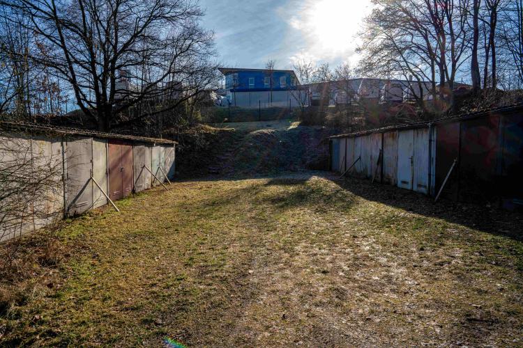 Blick auf alte Garagen in nicht so gutem Zustand.