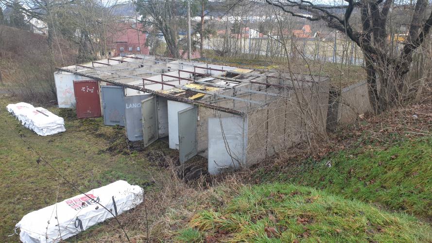 Ein Garagenkomplex ist halb zurück gebaut.