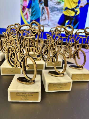 STADTRADEL-Pokale 2025 in Form eines Rennradfahrers.