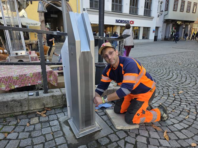 Daniel Peter vom Kommunalservice Jena schaltet den Trinkwasserspender auf dem Markt ab.