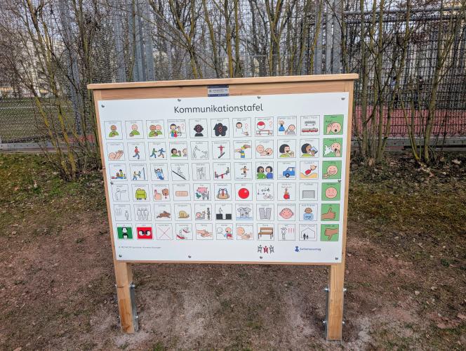 Eine Tafel mit 66 leicht verständlichen Symbolen können Wünsche, Bedürfnisse oder Gefühle gezeigt werden auf einem Spielplatz.