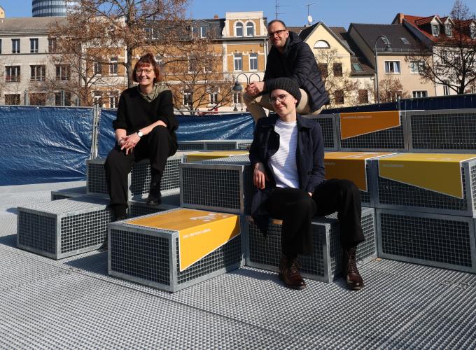 Auf der neuen Plattform am Engelplatz kurz vor der Fertigstellung: Nadine Haufe (l.) und Irene Nitz vom Projekt JenErgieReal mit Fachdienstleiter Lars Liebe.