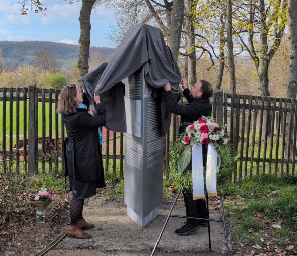 Daniela Gruber (Initiatorin der Stele) und OB Thomas Nitzsche enthüllen eine Stele ein.