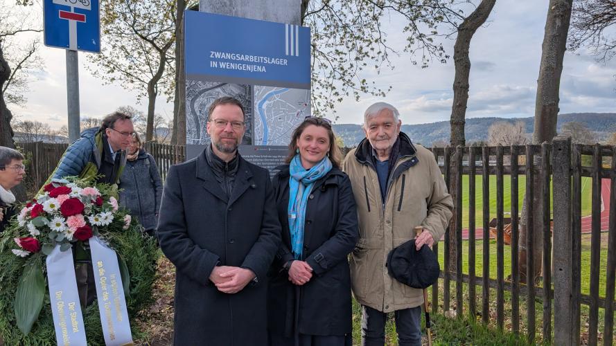 v.l.: OB Thomas Nitzsche, Stelen-Initiatorin Daniela Gruber und Dr. Wolfgang Rug vom Arbeitskreis Sprechende Vergangenheit stehen vor der neuen Stele.