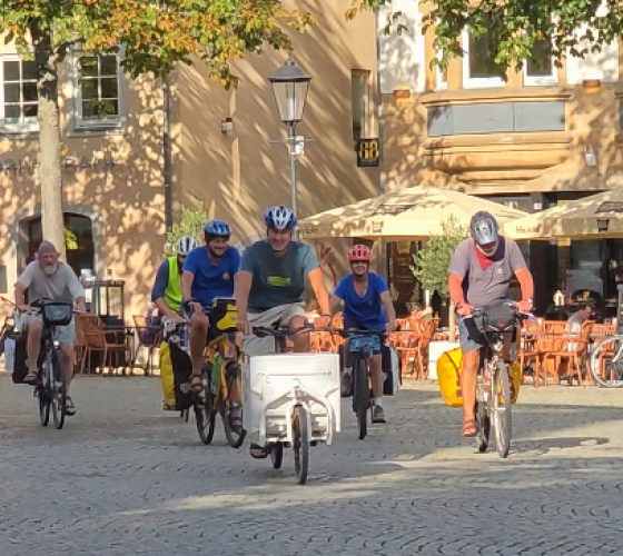 Fahrraderfahrer auf dem Markt in Jena.