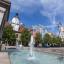 Ein Brunnen im Hintergrund Häuser auf dem Jenaer Markt