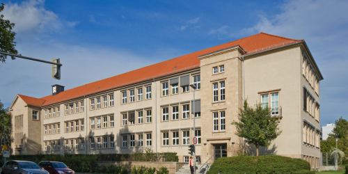 Ein Haus, im Vordergrund eine Straße