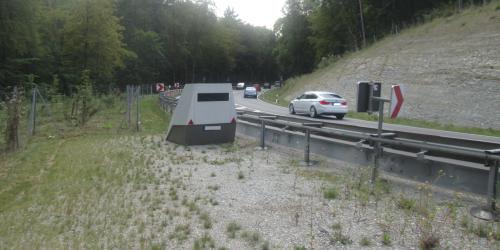 Der Panzerblitzer steht an der Straße in einer Kurve im Mühltal. Autos fahren vorbei.