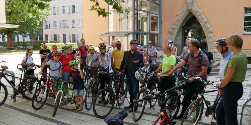 Viele Radler stehen mit ihren Rädern vor dem technischen Rathaus.