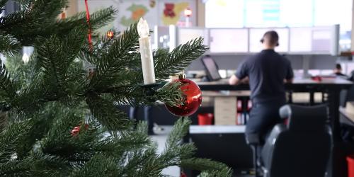 Weihnachtsbaum in der Rettungsleitstelle