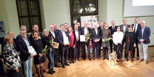 Eine große Gruppe von Menschen steht im Halbrund