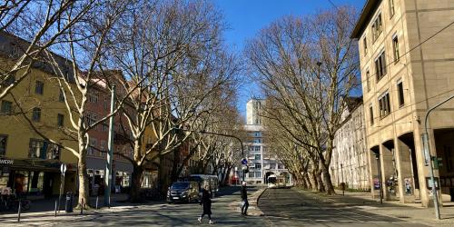 Eine Straße mit wenigen Passanten