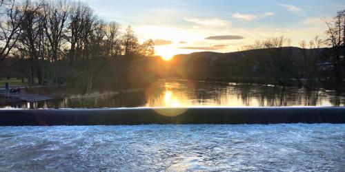 Ein Wasserwehr mit untergehender Sonne