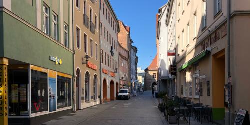 Eine leere Straße zum Rathaus