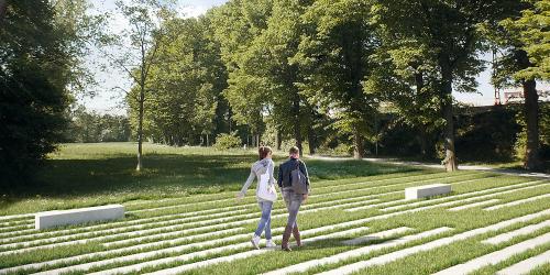 Eine Parklandschaft mit Sitzsteinen