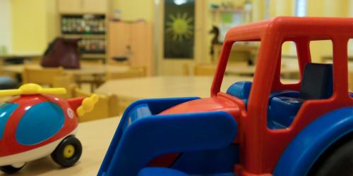 Spielzeug in einem leeren Kindergartenzimmer