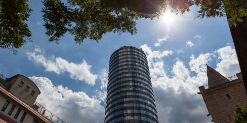 Blick auf den JenTower, das runde Hochhaus in Jena