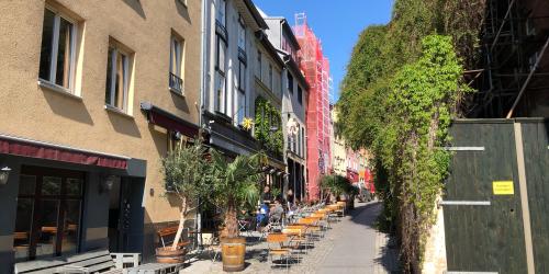 Eine Straße mit Gastronomiebestuhlung