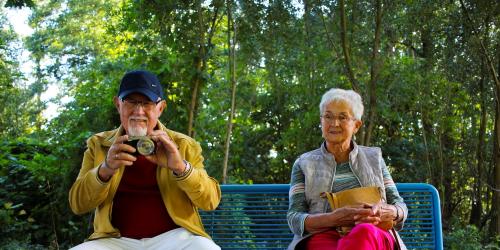 Zwei Seniorinnen sitzen auf einer Bank.