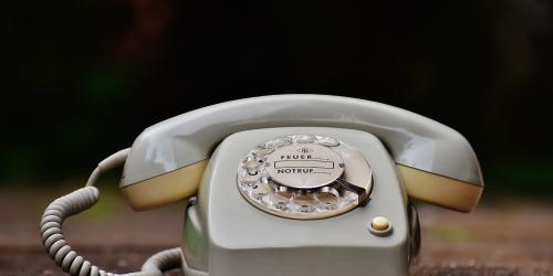 Ein Telefon mit Wählscheibe