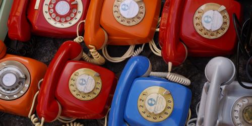 Verschiedene altertümliche Telefone