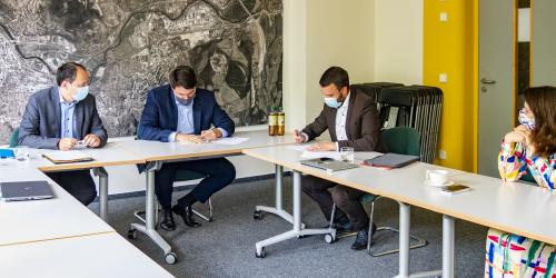 Vier Menschen um einen Tisch