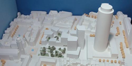 Ein Modell einer Innenstadt mit drei Hochhäusern und dem Jentower