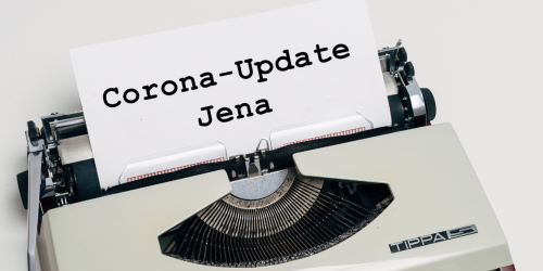 Eine alte Schreibmaschine mit der Zeile Corona Update Jena