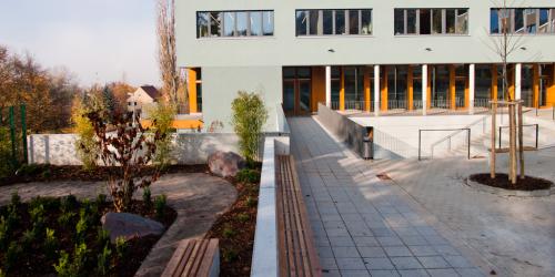 Ein Schulgebäude mit einer Ruhezone