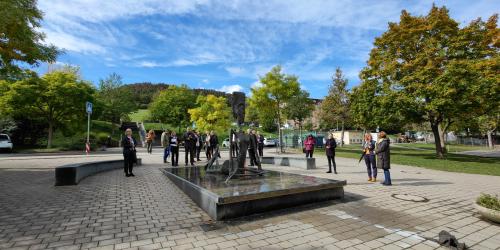 Blick auf die Wasserachse in Winzerla mit der Wasser-Skulpturen Sibylle und Schroedingers Katze