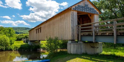 Eine Brücke über die Saale, die eingehaust ist.