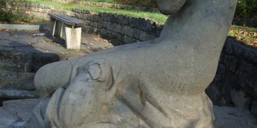Ein Denkmal mit einem Frosch, dem die Krone fehlt