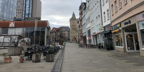 Eine leer Straße in der Innenstadt 