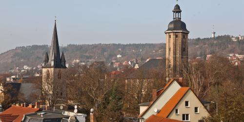 Zwei Kirchen im Hintergrund Berge