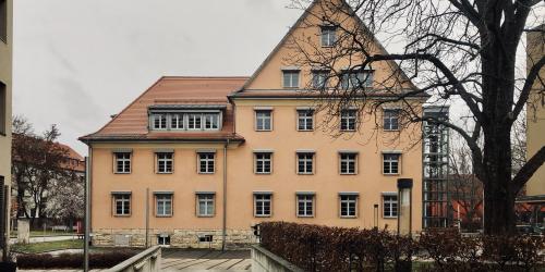 Ein Haus mit einem Baum ohne Laub