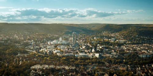 Eine Stadt im Tal umgeben von Bergen